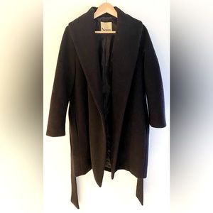 Wrap coat with tie. Size: Small.